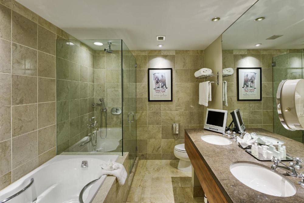 Deluxe King Room interior